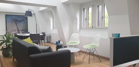Top performing Airbnb: Attractive Loft Style Apartment in Central Zurich in Enge
