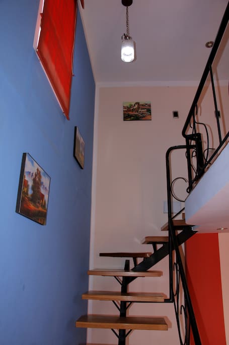 Escalera interior, para acceder al dormitorio.