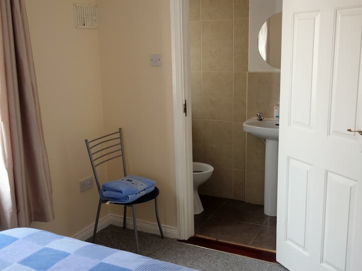 En-suite Room in Town Centre House, free parking