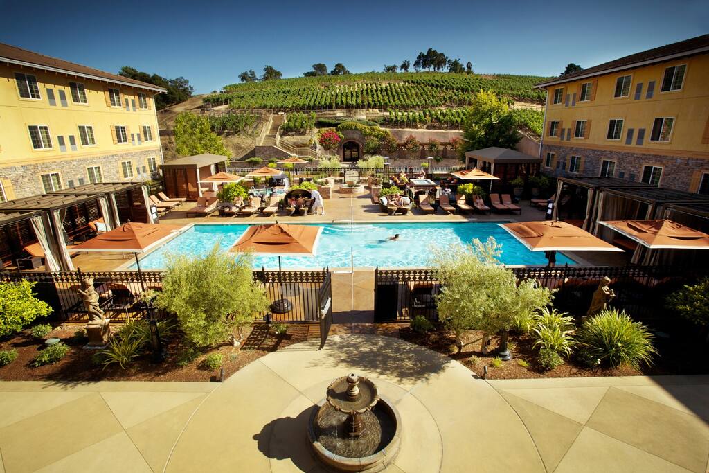 Spend a wonderful vacation in Napa Valley at this luxurious residence.