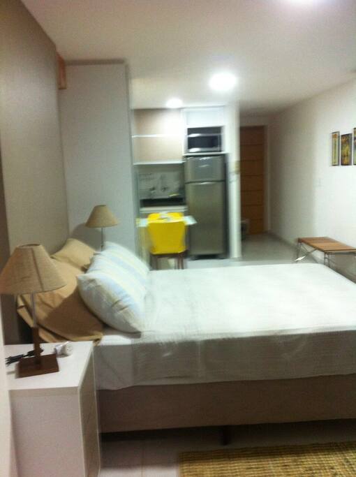Cama com colchão importado.