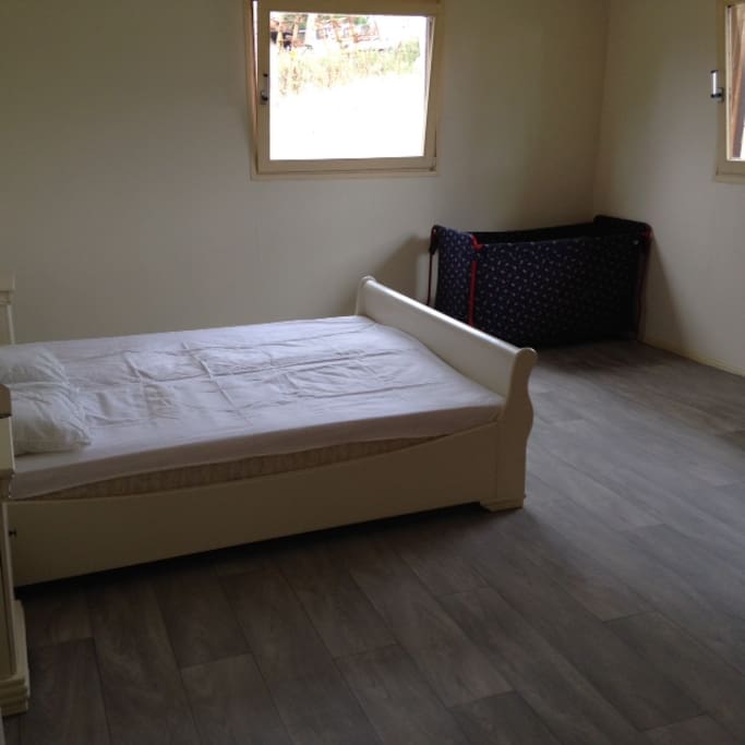 Slaapkamer met ruim 2pers. Bed en campingbedje.