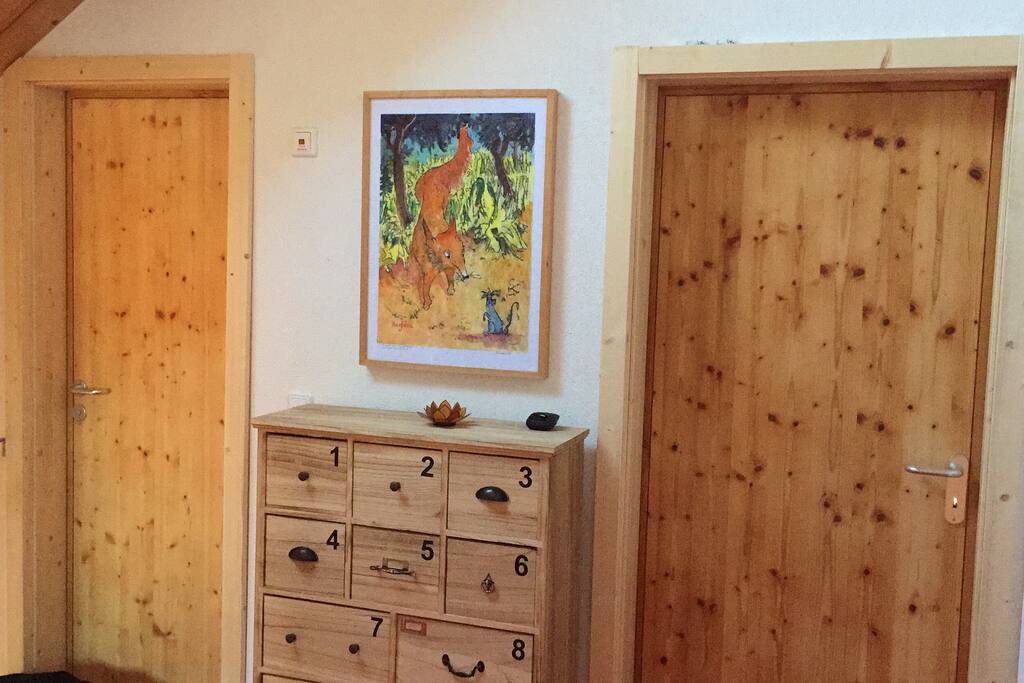 Rechts geht es in dein Zimmer. Links in das Bad mit deinem eigenen Waschbecken!