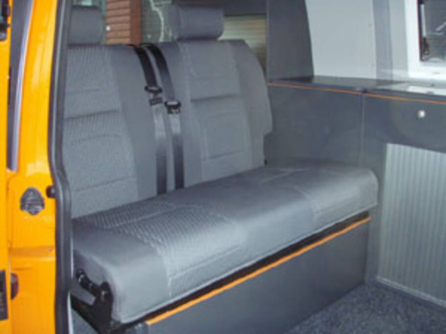 "Ot" has 2 passenger places on the settee