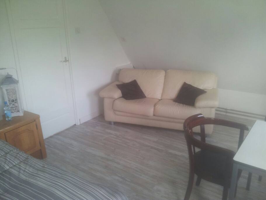 een bankje waar je even kan relaxen.
A couch where you can relax.