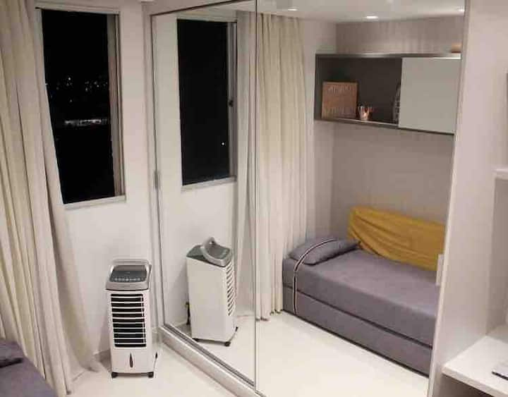 Camera da letto 2, specchi a tutta altezza, tavolo da ufficio e letto singolo.