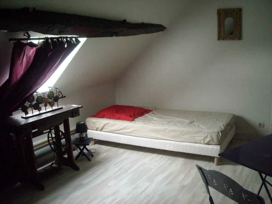 chambre privative au calme avec 2 lits.