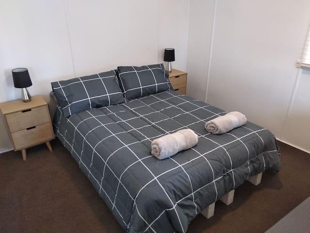 Perfect location tidy house. Queen Bed