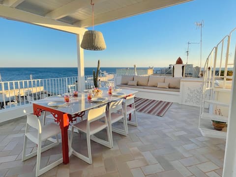Annuncio Airbnb popolare: Fabulous historic Palazzetto breathtaking seaview a Gallipoli