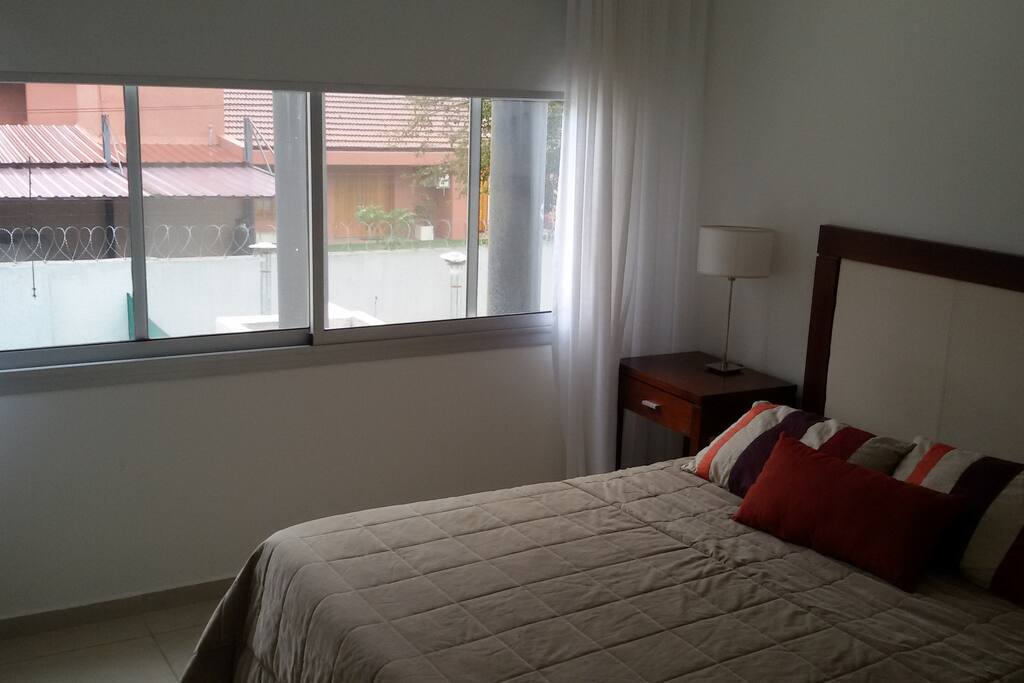 Habitación con placard y cama matrimonial