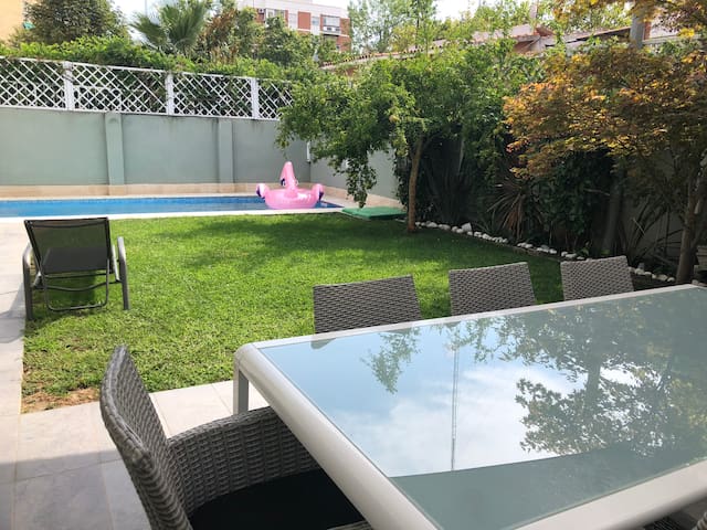 #Vila inside Madrid with private swimming pool.
