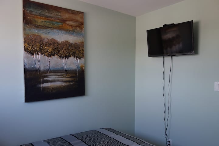 СОБА 1
Креветот е двоен, оваа соба е доволно добра за еден, но ако е во ред да ја споделите со некого, тоа може да биде можно 