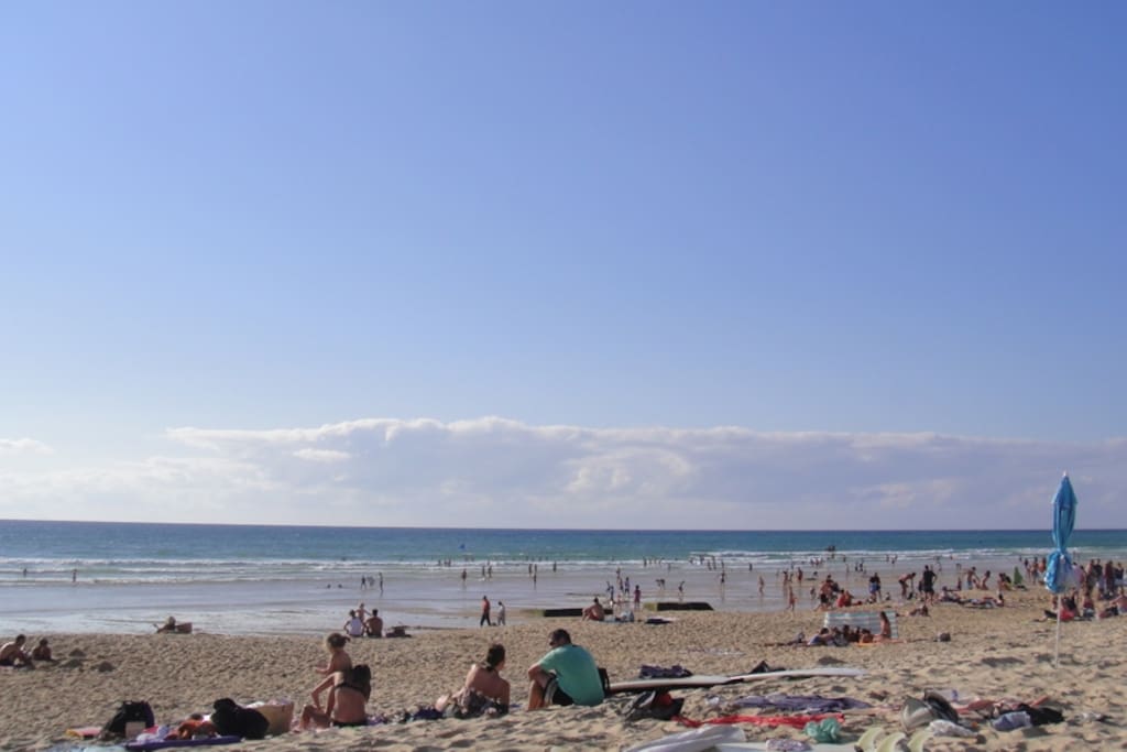 Scène de plage l'été à Lacanau Océan Sea Sun and Surf!
