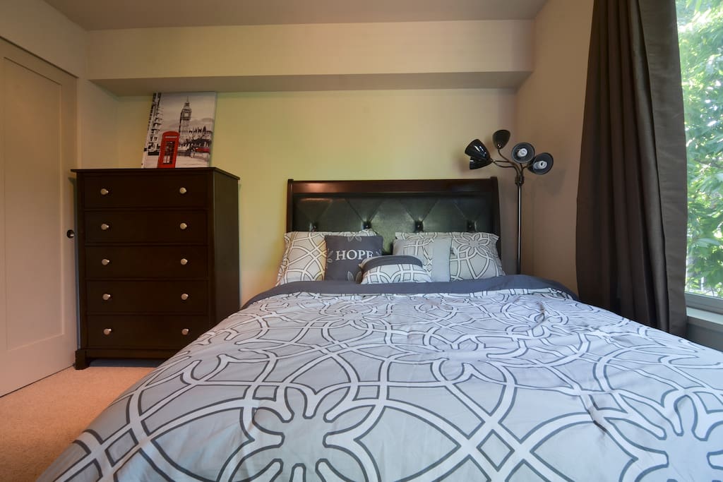 Enjoy a comfortable night in a queen bed.