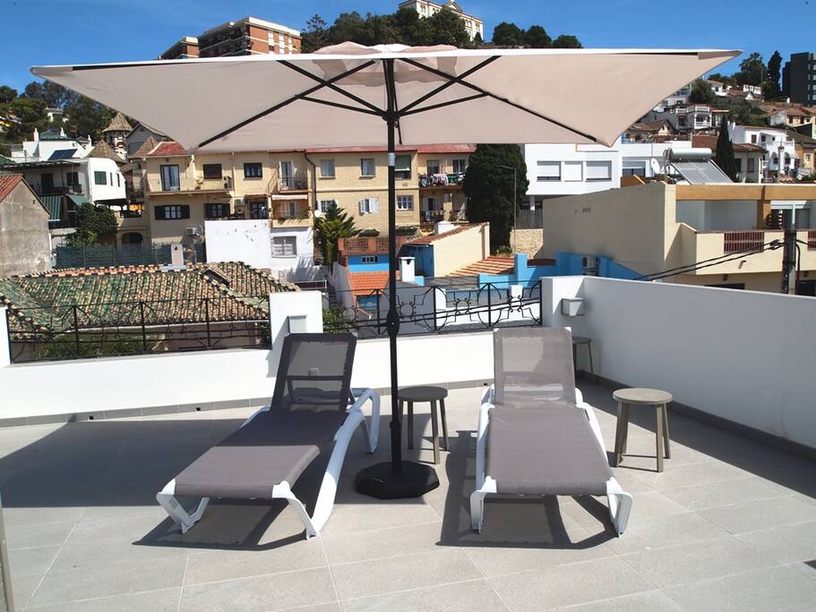 Solarium-SPA. 4 sombrillas y 8 hamacas