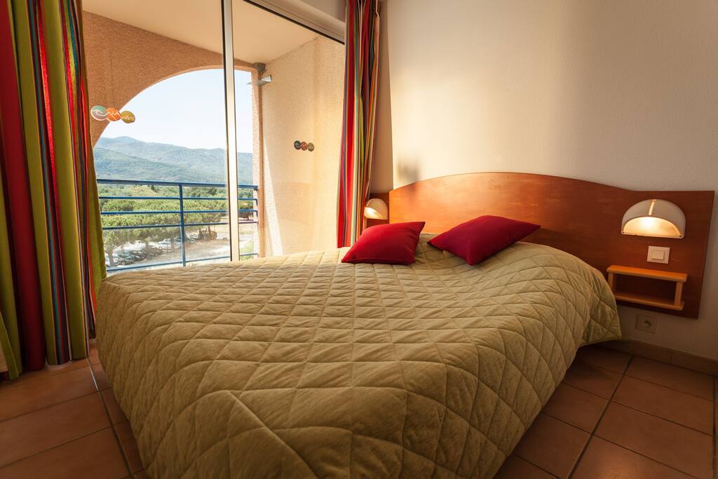 Chambre indépendante avec un grand lit de 160x200
