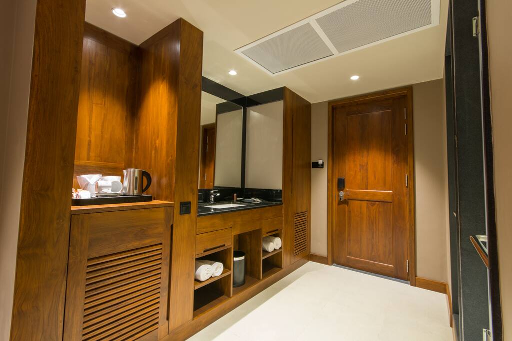 Deluxe Bathroom