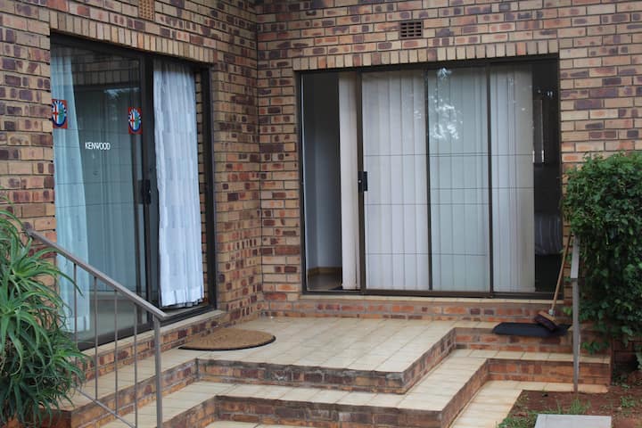 شرفة جميلة تطل على حمام السباحة.