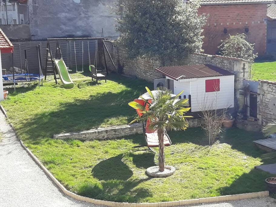 jardin clos ideal pour les enfants!