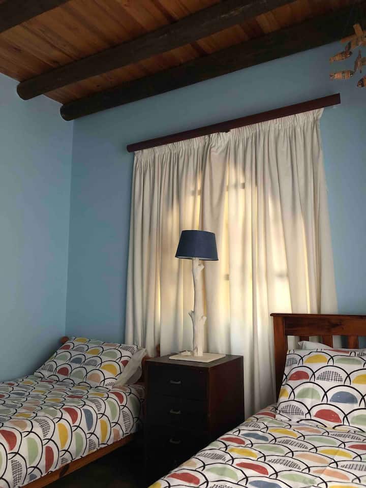 Spálňa na prízemí s dvoma samostatnými lôžkami navyše