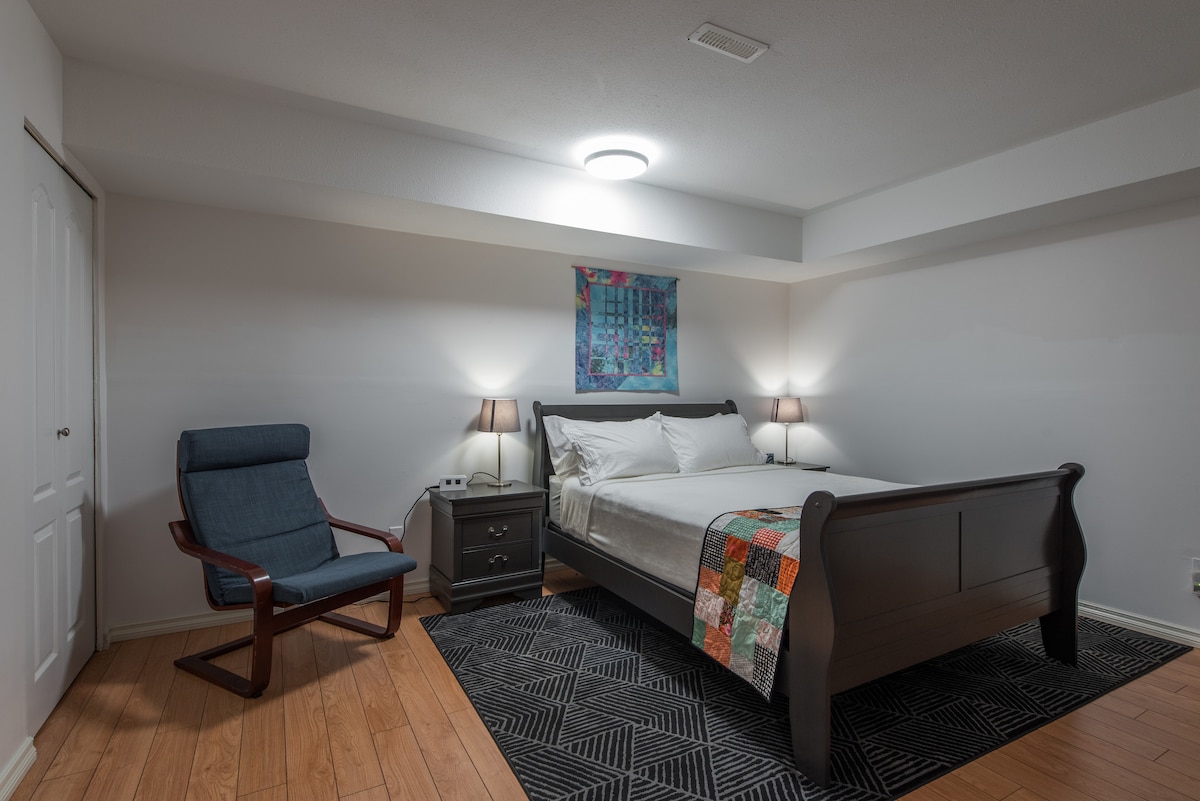 غرفة النوم رقم2 ، لا توجد نافذة في الخارج ، مثالية لقضاء ليلة جيدة
بها خزانة كبيرة لتعليق الملابس