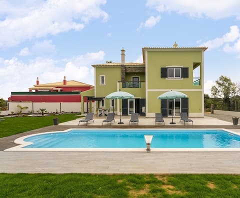 Tranquility in the Algarve, views of orange groves, swimming pool