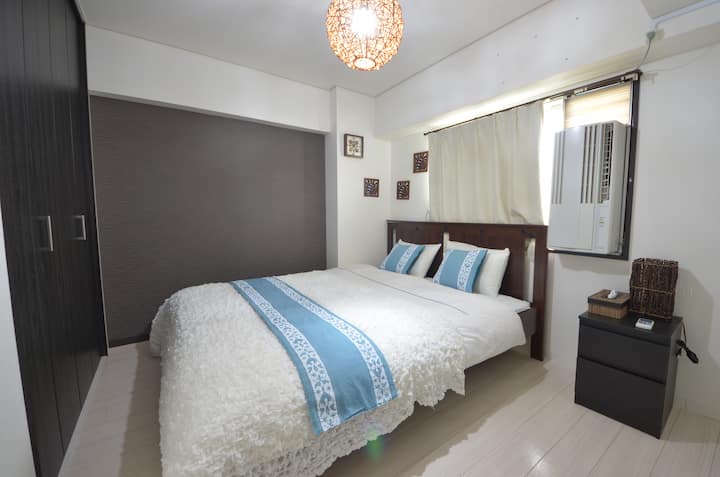 Posteľ veľkosti Queen
Posteľ s manželskou posteľou Queen