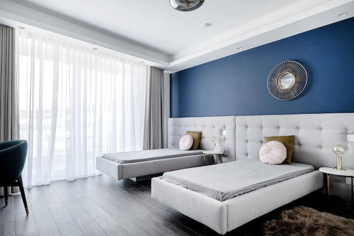 غرفة نوم أولى بسريرين فرديين