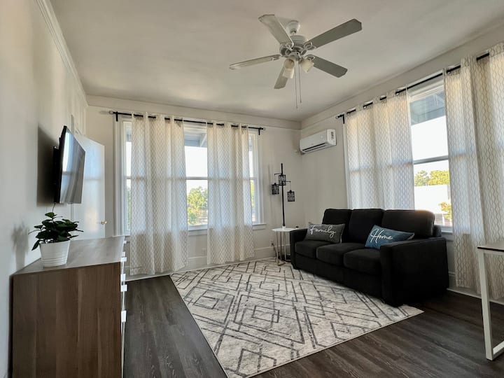 Cozy Tower Hideaway | Private Entrance 9 - Fresno