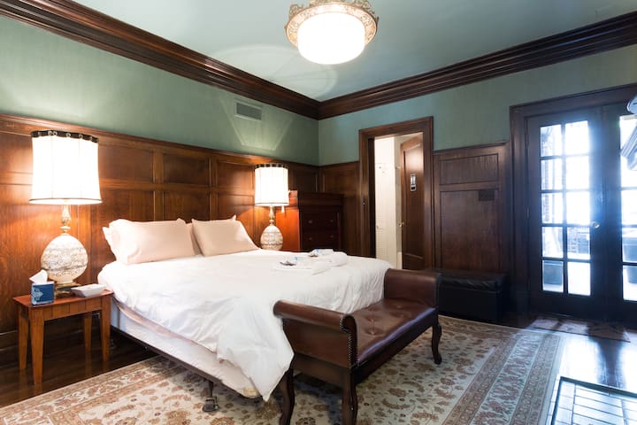 Luxurious suite in row house