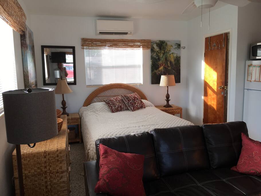 Queen size bed.
Quiet Mini-Split AC
Cable-TV and fast 75 Mb internet/WiFi