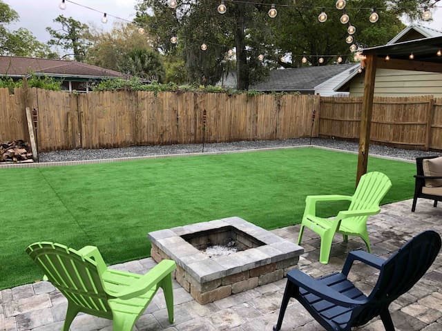 Private guest suite Downtown and close to beaches!