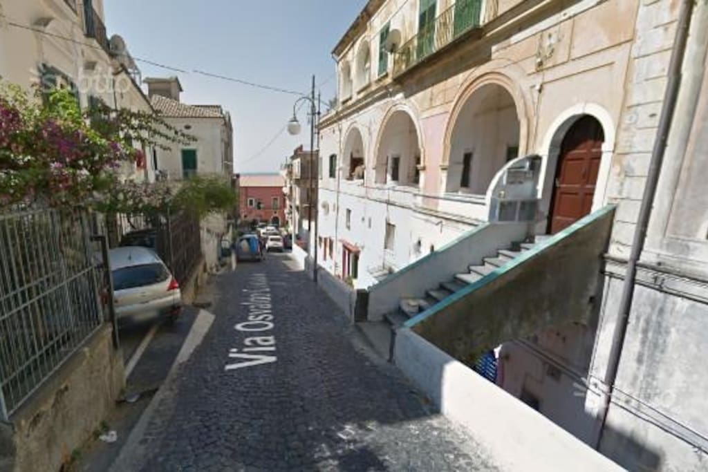 Ingresso alloggio su vi G. Pellegrino