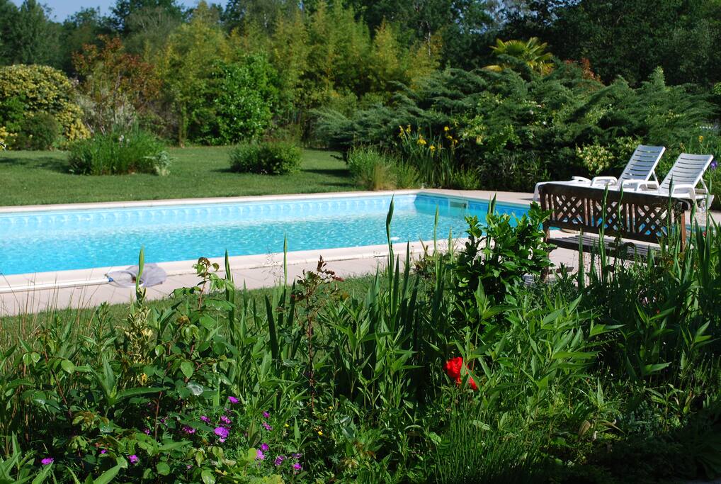 Piscine privée et jardin arboré sur le golf