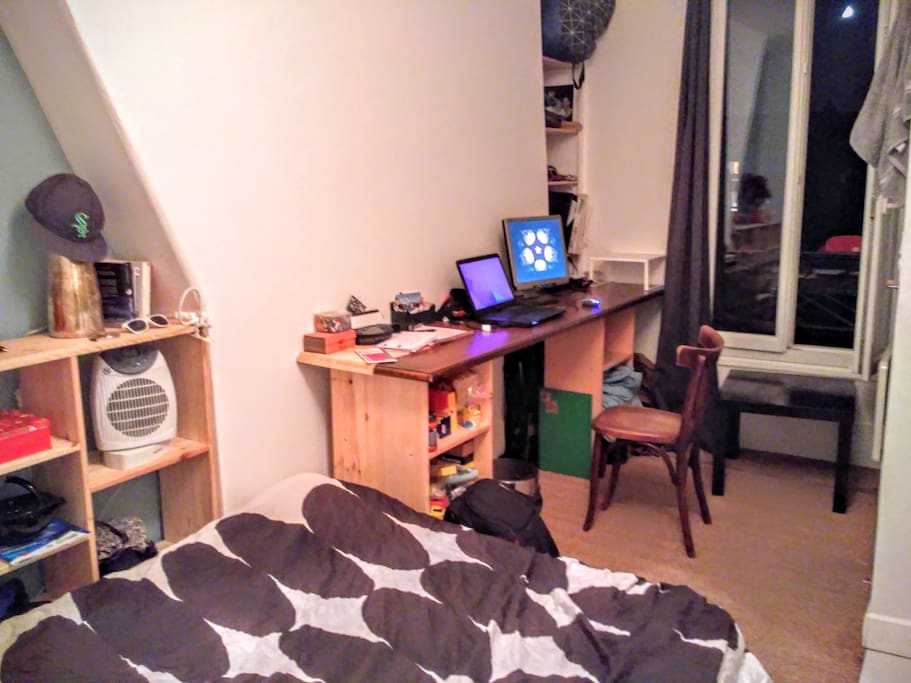 Lit double type BZ facile à déplier. Bureau, ordinateur & wifi