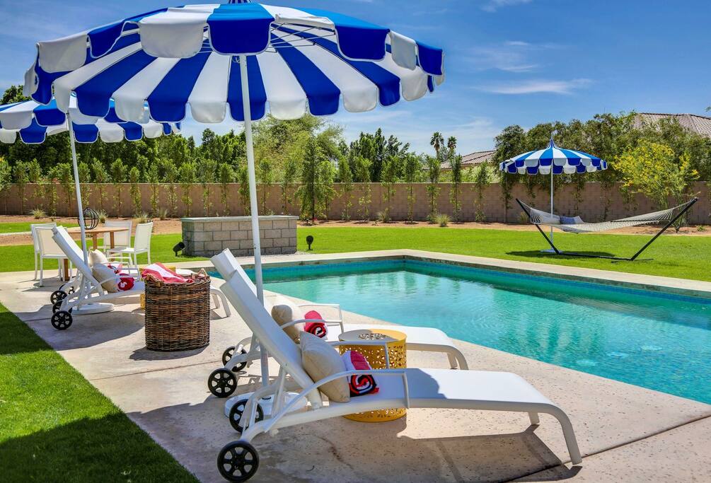 Chaise lounge seating for 6
