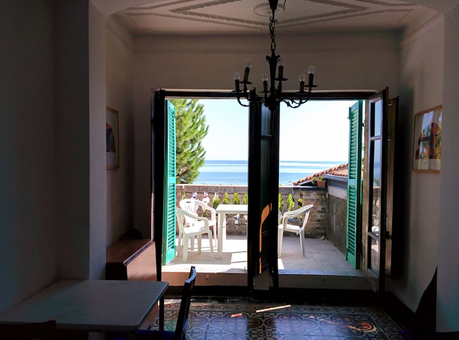 Vista dal'interno del soggiorno con accesso alla terrazza.