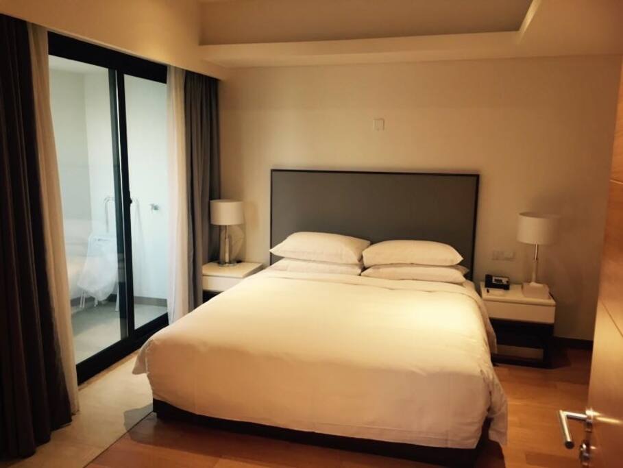 舒适大床与全新床垫,还有阳台