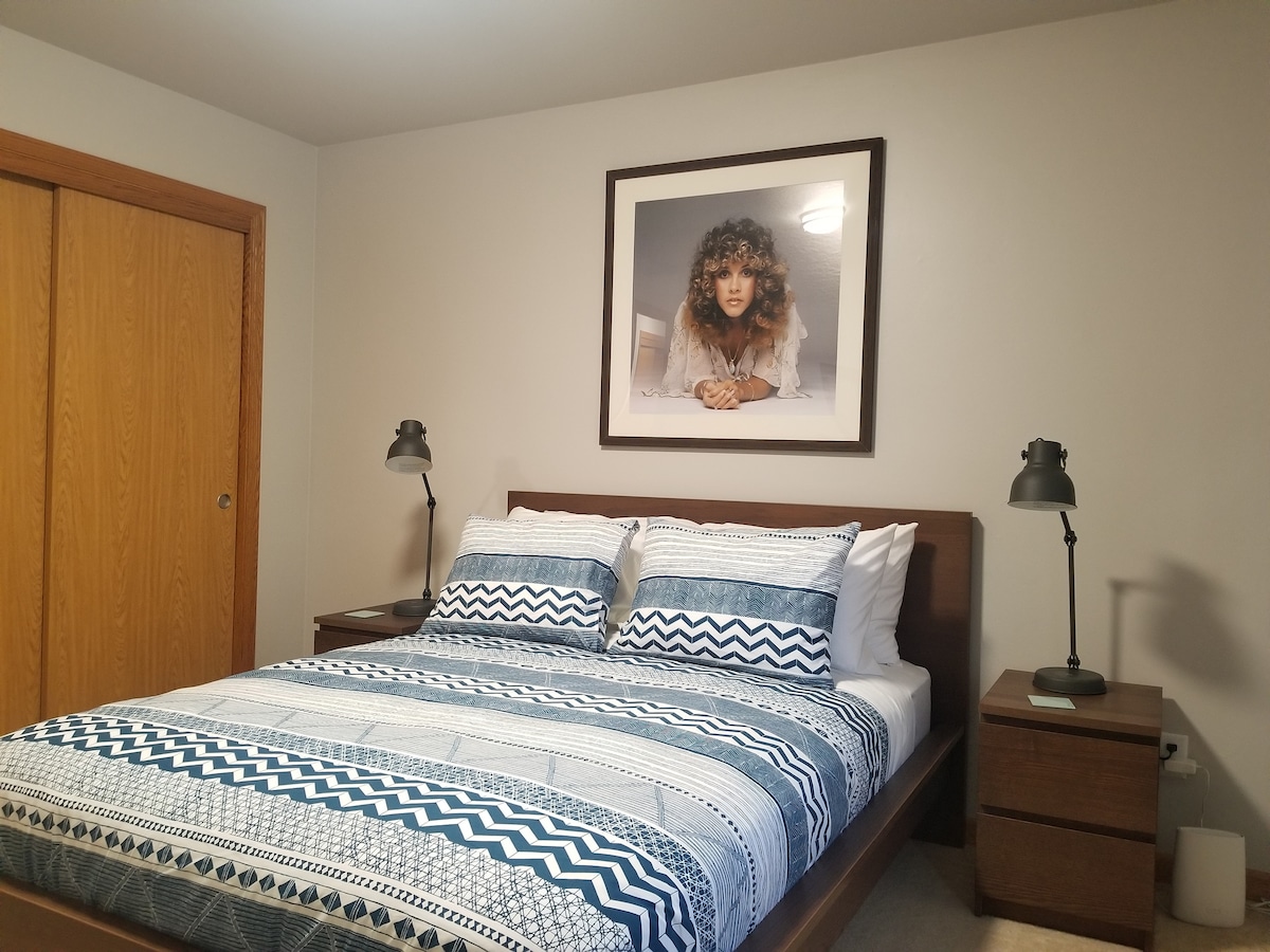 ห้องนอนควีนไซส์พร้อมโคมไฟอ่านหนังสือที่ชาร์จโทรศัพท์