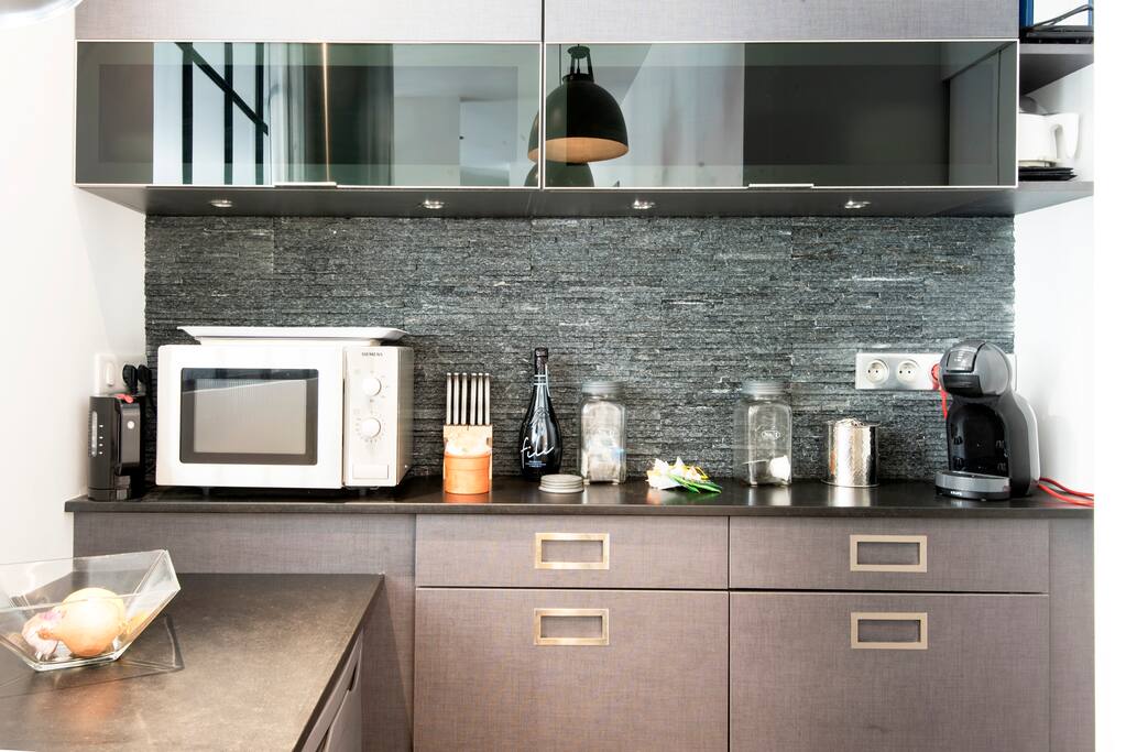 Cuisine bien fonctionnelle, intégralement équipée avec vue sur terrasse