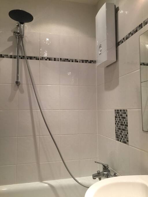 Bad mit Dusche / Bathroom with shower