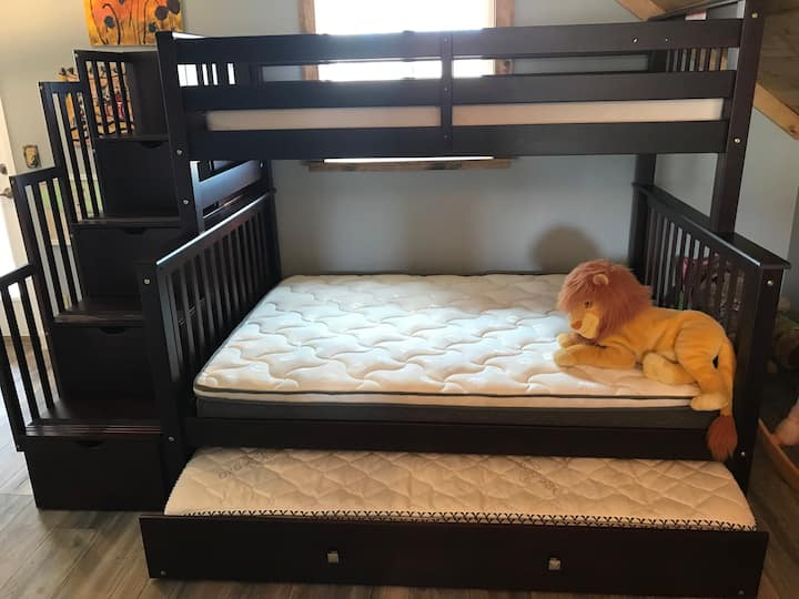 Litera loft con cama nido. 2 individuales y 1 colchón completo. 