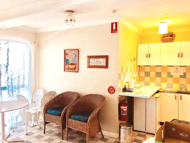 Inner-city 4 bedroom, 4 bath apt free wifi&parking gallery image 3