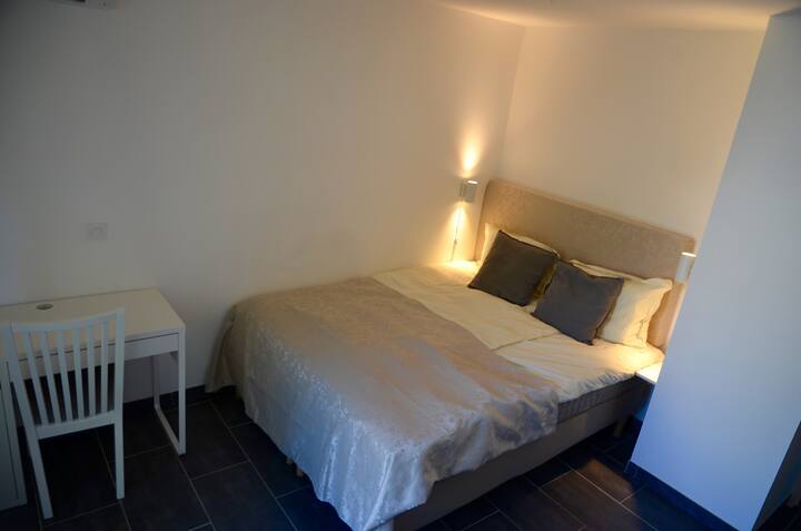 Veľká hlavná spálňa s písacím stolom a dostatkom úložného priestoru 