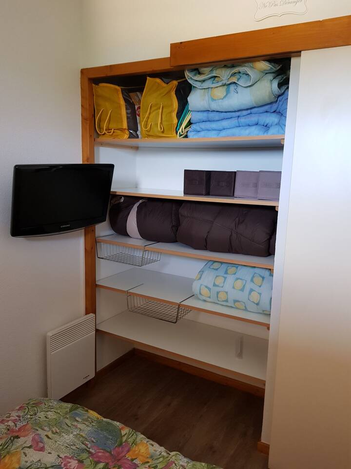 Просторен ѕиден плакар и телевизор во спалната соба