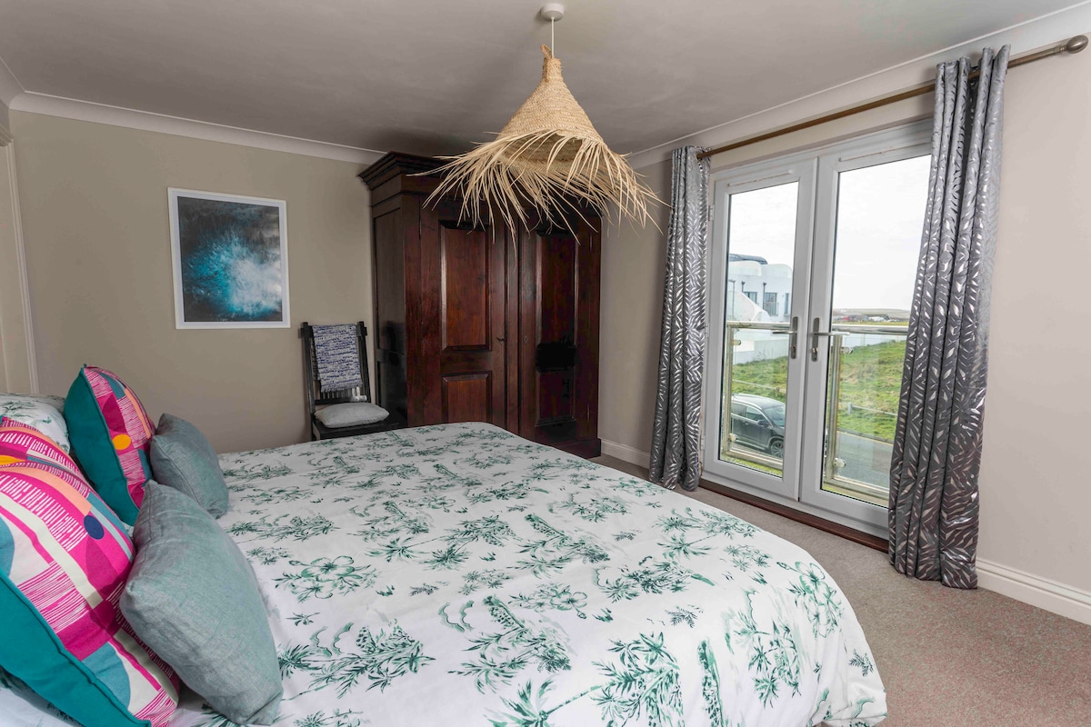 Dormitorio 1. Dormitorio principal con una cómoda cama de tamaño súper grande, vistas al mar y en suite . (Esta habitación se puede configurar como 2 individuales si lo prefieres, siguiente imagen ) 