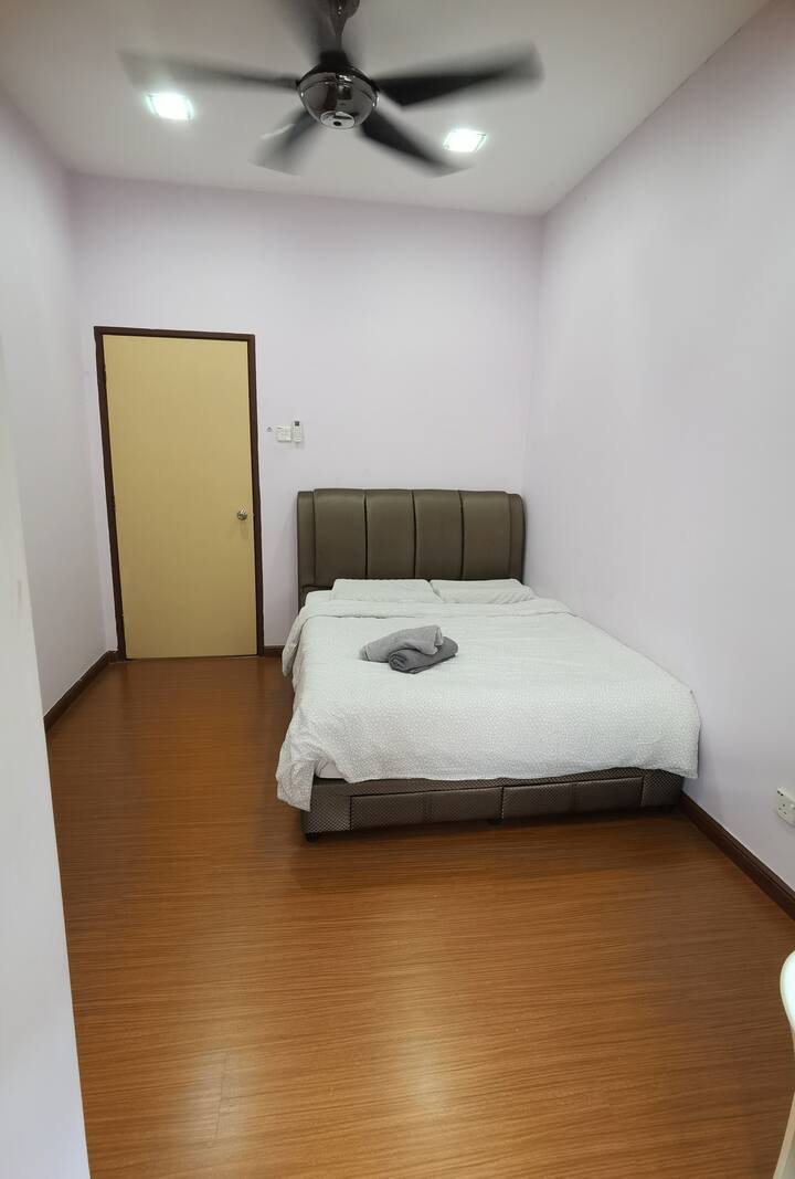 Schlafzimmer 3 ( erster Stock)
- Queensize-Doppelbett 
- Hängeständer 
- Angeschlossenes Badezimmer.
- klimatisiert
- Ventilator
- Wasserkocher
- Arbeitstisch + Stuhl