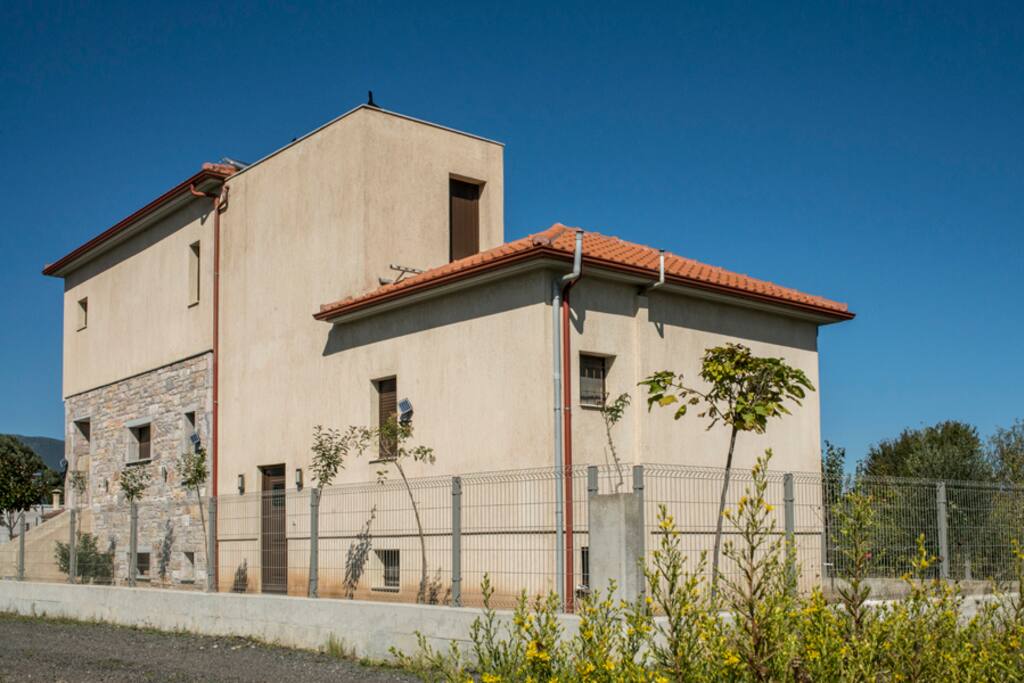 Another view of the house. / Το σπίτι από άλλη οπτική γωνία.