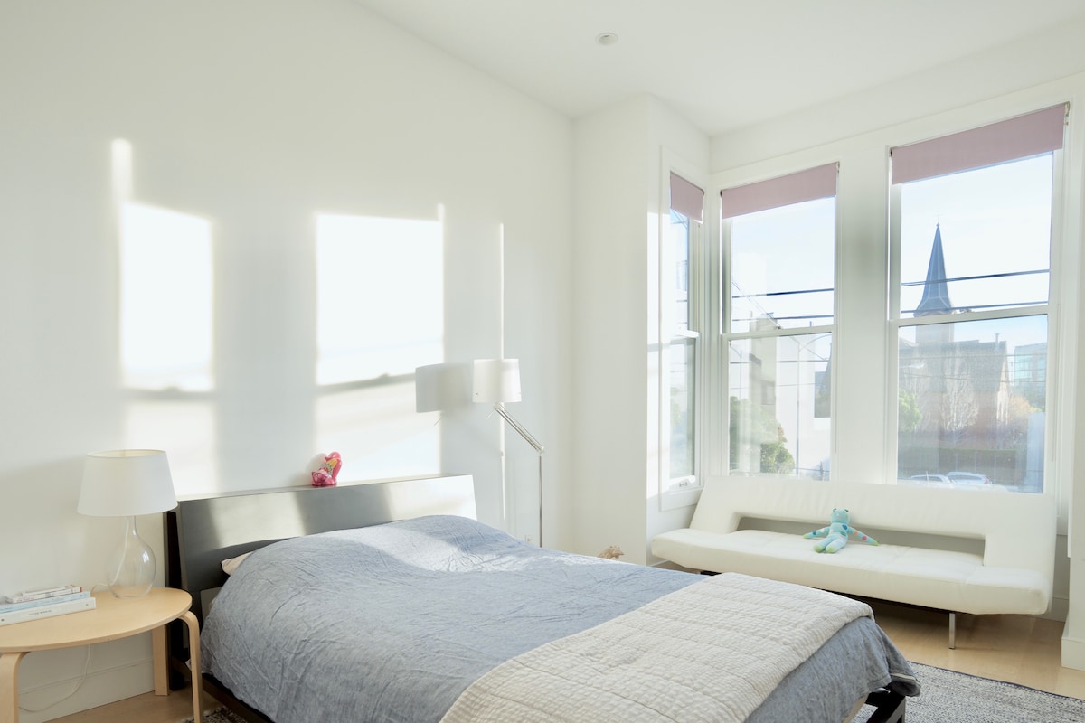 ห้องพักริมอ่าวมีขนาดใหญ่ตกแต่งอย่างมีสไตล์ด้วยที่นอนโรงแรม W และผ้าปูที่นอนที่สบาย  