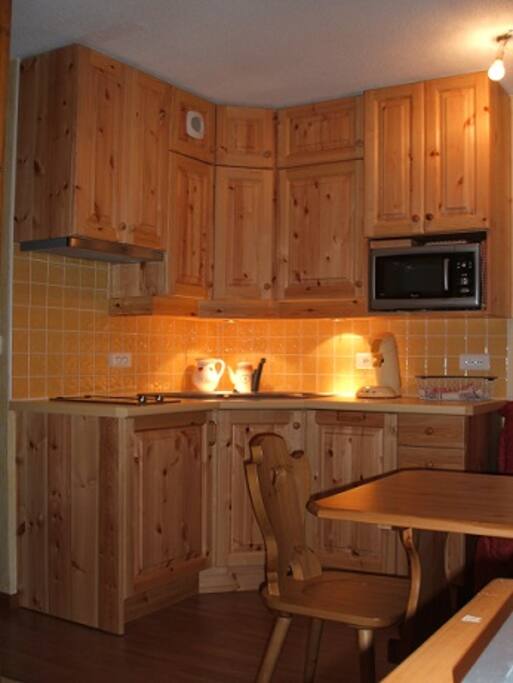 coin cuisine avec LV/MO/frigo/cafetiere